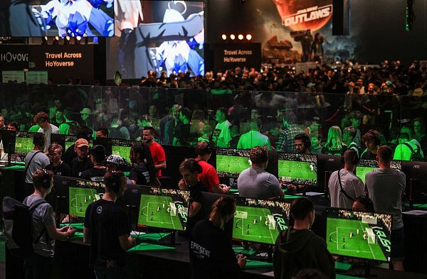 Mal neue Spiele ausprobieren, für Gamescom-Besucher hat das einen großen Reiz. - © Oliver Berg/dpa