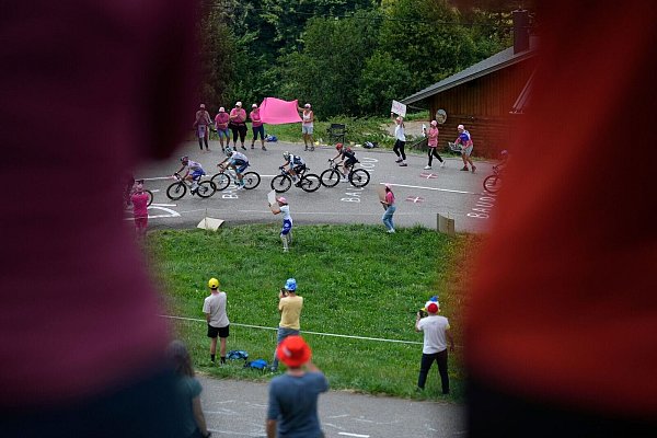 Die Fahrer sind auf der 19. Etappe der Tour de France auf dem Weg zum Ziel in La Plagne. - © Mosa\\\'ab Elshamy/AP/dpa