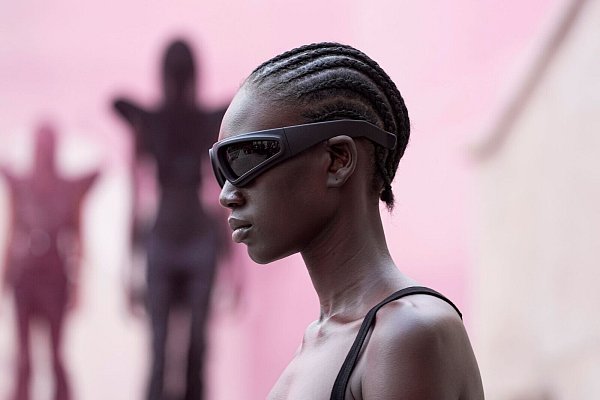 Am besten ist, wenn die Sonnenbrille besonders viel vom Auge verdeckt. (Symbolbild) - © Michel Euler/AP/dpa