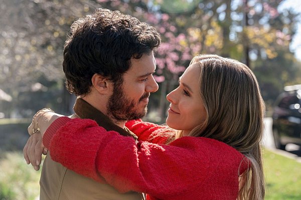 Adam Brody als Noah und Kristen Bell als Joanne in einer Szene aus «Nobody Wants This» (Foto: Netflix) - © -/Netflix/dpa
