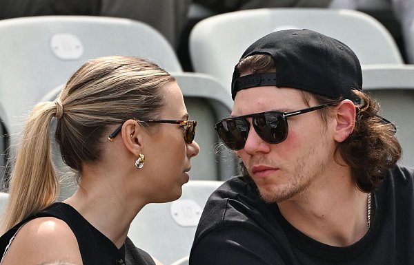 NHL-Verteidiger Moritz Seider schaute mit seiner Freundin, der früheren Shorttrackerin Anna Seidel, beim Tennis vorbei. - © Marijan Murat/dpa