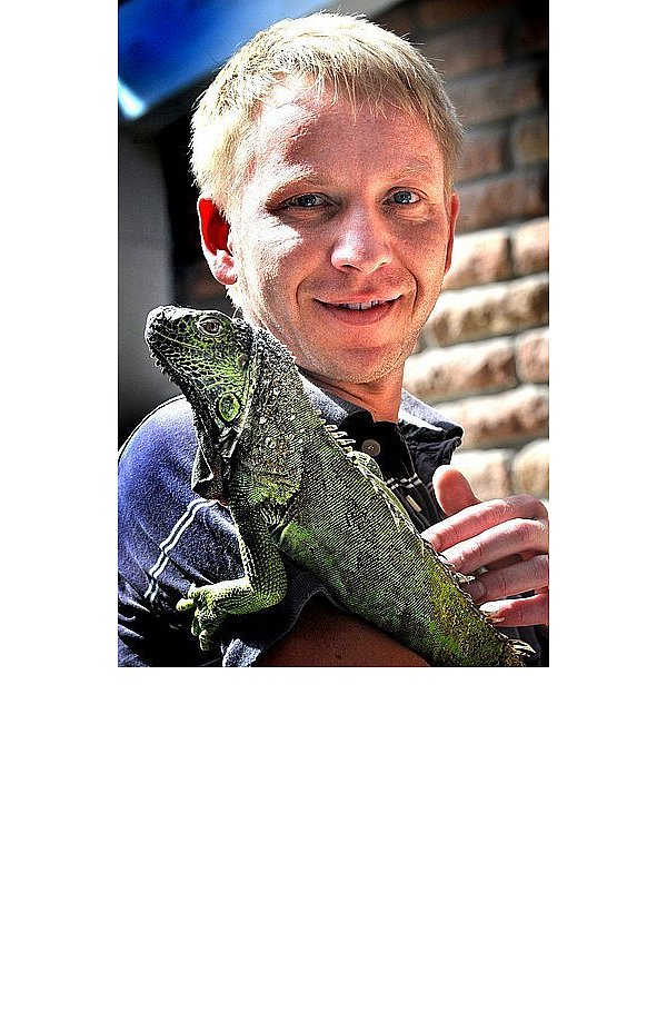 Seit vier Jahren lebt sie im Wintergarten von Björn Buschkamp. Er ist der Reptilienexperte der Bielefelder Berufsfeuerwehr. - © FOTO: ANDREAS FRÜCHT