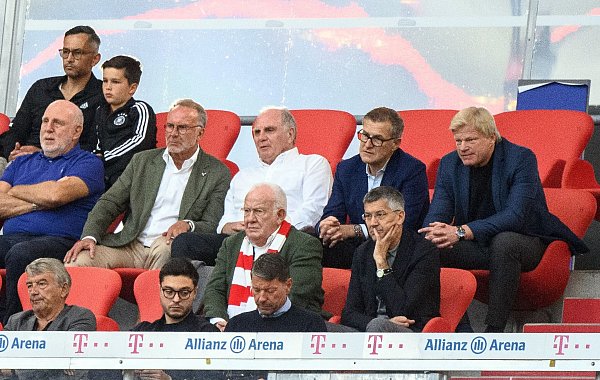 Damals noch gemeinsam auf der Tribüne: Uli Hoeneß (3.v.l.) und Oliver Kahn (r). - © Matthias Balk/dpa