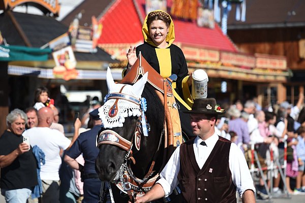 Das Münchner Kindl Franziska Inselkammer reitet zum Beginn des Oktoberfests auf die Theresienwiese. - © Felix Hörhager/dpa