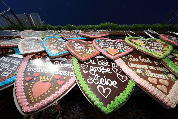 Begehrtes Mitbringsel vom Oktoberfest - Lebuchenherzen. - © Karl-Josef Hildenbrand/dpa