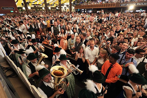 Andrang zur Eröffnung des Oktoberfestes in den Zelten. - © Karl-Josef Hildenbrand/dpa
