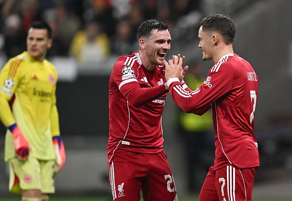 Florian Wirtz (r) freute sich mit Liverpool über gleich fünf Tore gegen Frankfurt. - © Arne Dedert/dpa