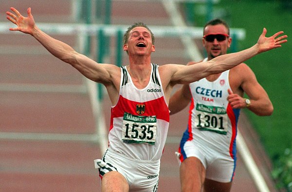 Frank Busemann (l) feierte bei den Olympischen Spielen 1996 seinen größten Erfolg. - © picture alliance / dpa