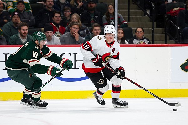 Tim Stützle hat bereits im vergangenen Jahr einen hochdotierten Vertrag in der NHL unterschrieben. - © Matt Krohn/AP/dpa