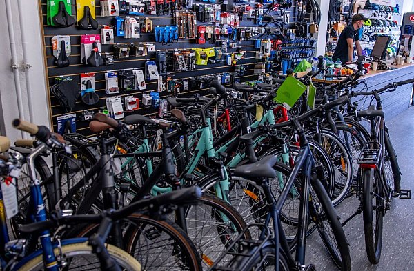 Der Fahrradhandel leert seine Lager. - © Jens Büttner/dpa