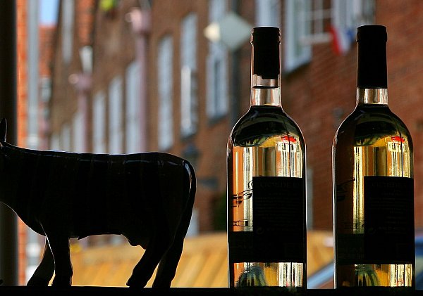 Weinflaschen als Deko im Fenster sehen vielleicht als Zierde gut aus - für den Wein sind Licht, UV-Strahlen und Temperaturschwankungen allerdings Geschmacks-«Gift». - © Arno Burgi/dpa-Zentralbild/dpa-tmn