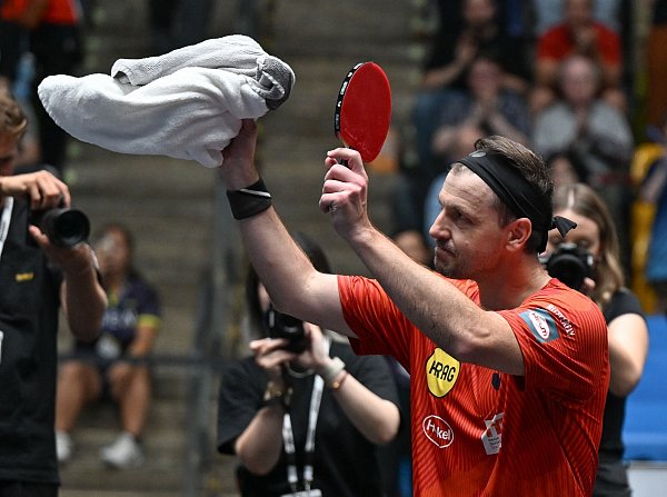 Abschied vom Tischtennis: Timo Boll nach dem letzten Spiel seiner Karriere. - © Arne Dedert/dpa
