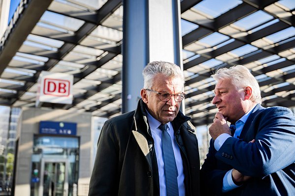 EVG-Chef Martin Burkert (rechts) und Werner Gatzer, Vorsitzender des Aufsichtsrats der Deutschen Bahn, kurz vor der Aufsichtsratssitzung. - © Christoph Soeder/dpa