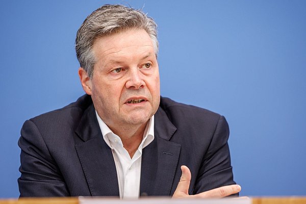 Die EVG will Rompf als neuen Chef der Bahn-Infrastruktursparte DB InfraGo verhindern. - © Andreas Gora/dpa