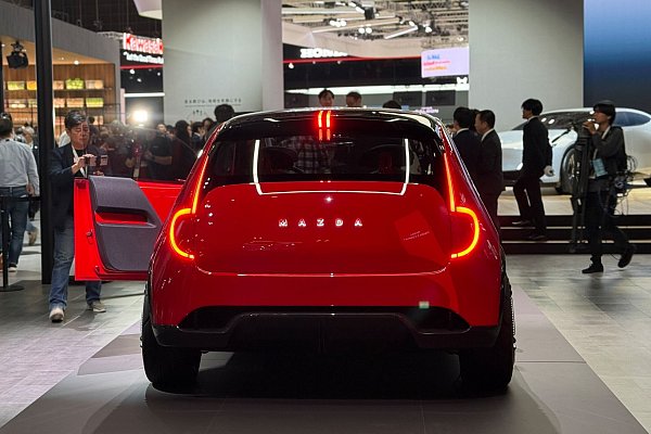 Der Fünftürer Vision X-Compact von Mazda zeigt sich mit markanten Rückleuchten. - © Thomas Geiger/dpa-tmn