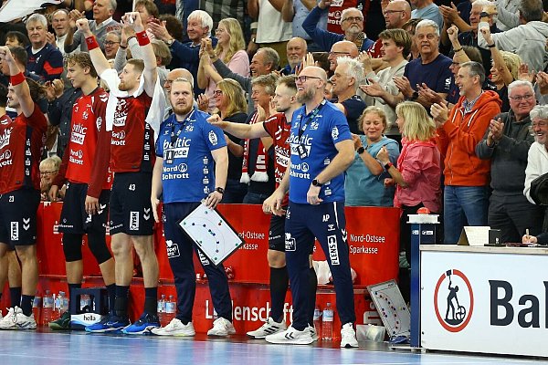 SG-Coach Ales Pajovic gibt Anweisungen. - © Michael Hundt/dpa