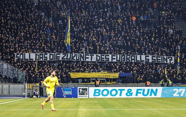 Fans von Eintracht Braunschweig haben protestiert. - © Andreas Gora/dpa