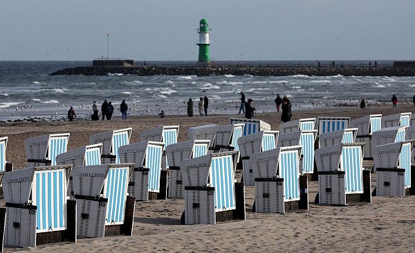 Ostseestrand in Warnemünde. Nicht überall blieben die Strandkörbe stehen - © Bernd Wüstneck/dpa