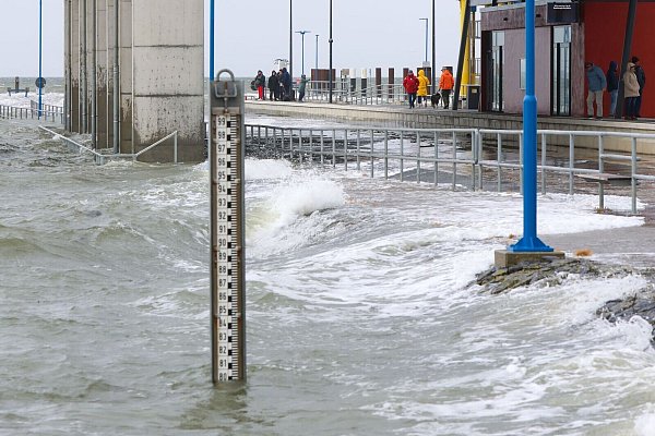 Teile des Fährhafens von Dagebüll werden bei einer Sturmflut überflutet. - © Bodo Marks/dpa