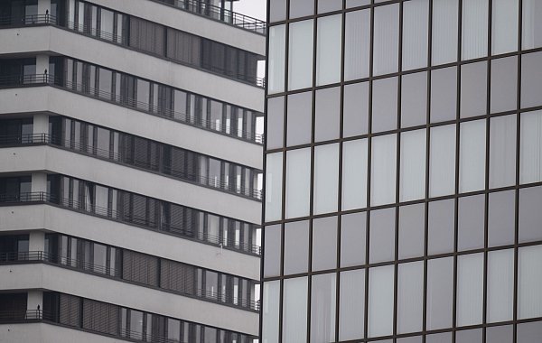 Preisverfall bei Gewerbeimmobilien (Symbolbild) - © Boris Roessler/dpa