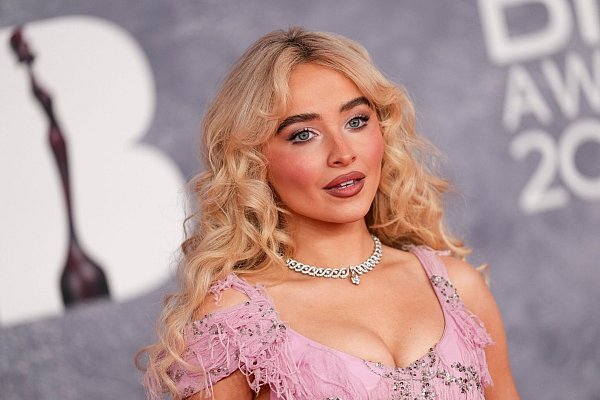 Fans wünschen sich ein Duett von Swift und Sabrina Carpenter. (Archivbild) - © Scott A Garfitt/Invision/dpa