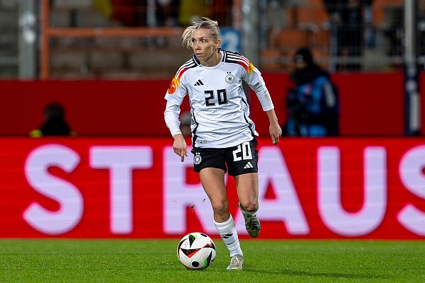 Nationalspielerin Elisa Senß freut sich über eine Professionalisierung des Frauenfußballs. - © David Inderlied/dpa