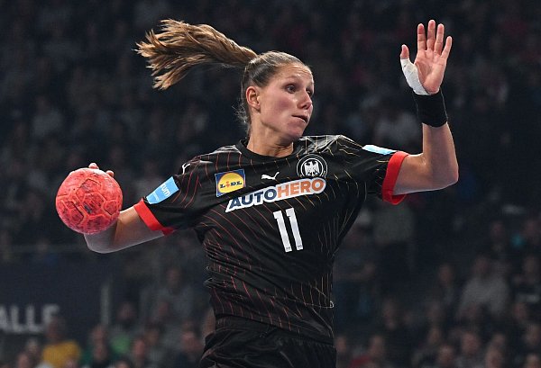 Nationalspielerin Xenia Smits erkennt eine positive Entwicklung im Handball. - © Sven Hoppe/dpa