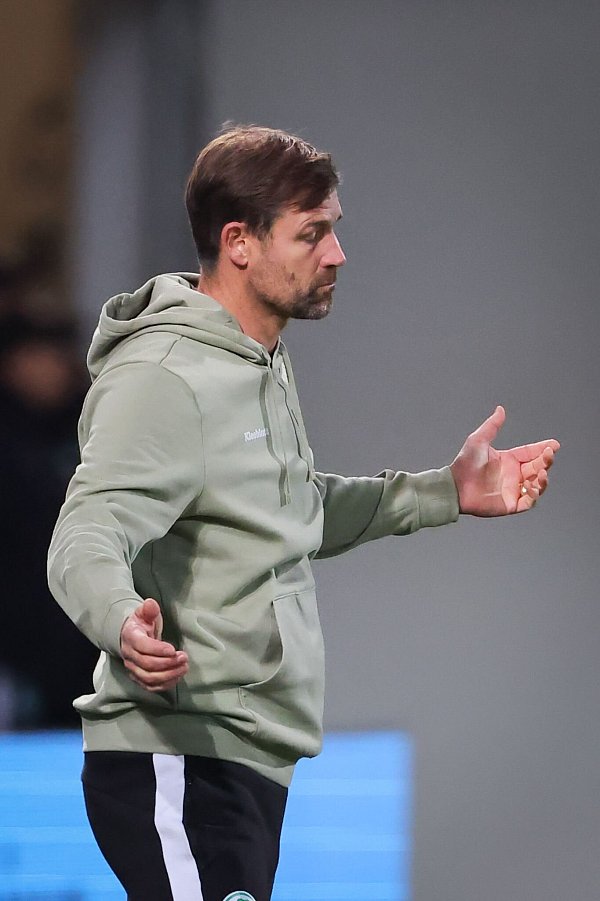 Nichts klappt: Fürths Trainer Thomas Kleine hadert. - © Daniel Karmann/dpa