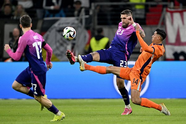 Robert Andrich (M.) im Zweikampf mit Tijjani Reijnders aus den Niederlanden. - © Federico Gambarini/dpa