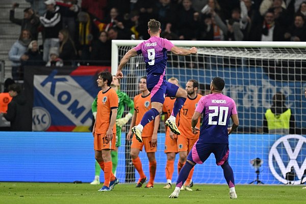 Der eingewechselte Niclas Füllkrug (M.) traf mit der Schulter zum 2:1. - © Arne Dedert/dpa