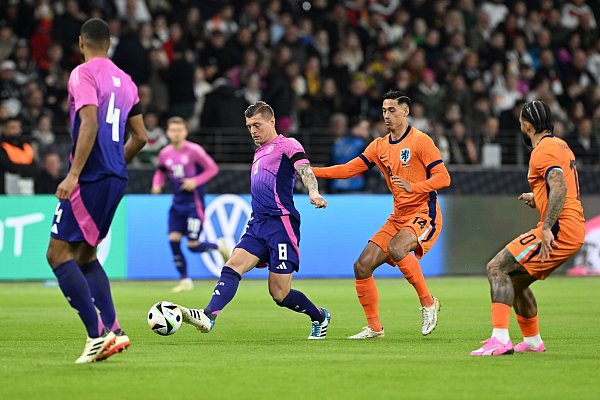 Mittelfeld-Routinier Toni Kroos (2.v.l.) organisierte wieder das deutsche Spiel. - © Federico Gambarini/dpa