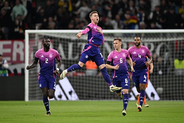 Nach seinem Premierentreffer feierte Mittelstädt (2.v.l.) zur neuen Torhymne «Major Tom». - © Federico Gambarini/dpa