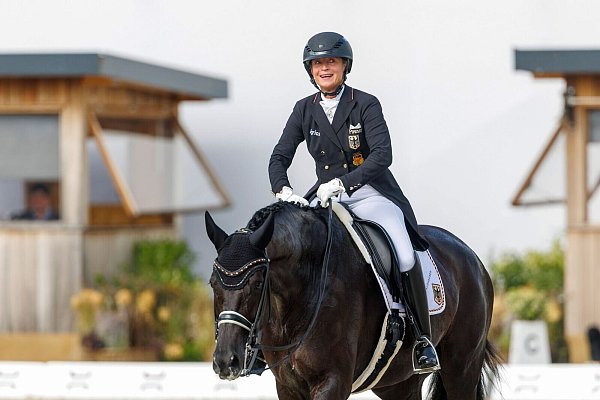 Isabell Werth reitet auch im EM-Einzel stark. - © Stefan Lafrentz/dpa