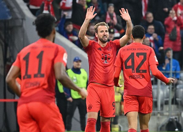 Die Bayern-Offensive um Harry Kane (M), Kingsley Coman (l) und Jamal Musiala (r) ist aktuell sehr torhungrig. - © Sven Hoppe/dpa