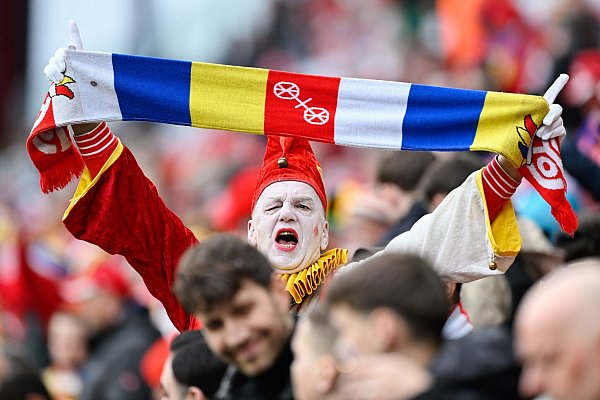 Närrische Fans beim Mainzer Fasnachtsspieltag - © Uwe Anspach/dpa