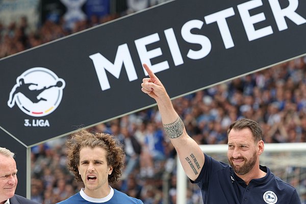 Die Karriere von Mitch Kniat (r.) ging zuletzt steil nach oben. - © Friso Gentsch/dpa