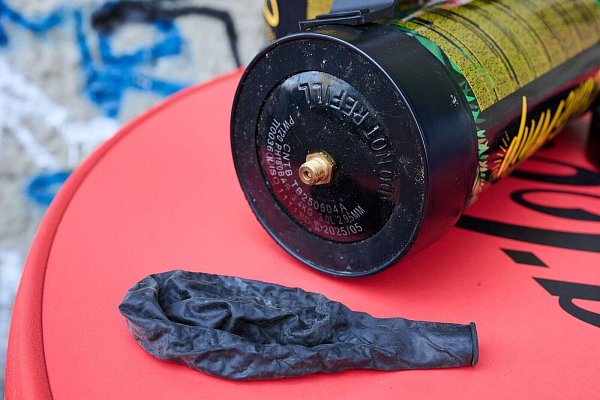 Lachgas hatte sich zur beliebten Partydroge gemausert und wird oft über einen Luftballon konsumiert. (Symbolbild) - © Annette Riedl/dpa