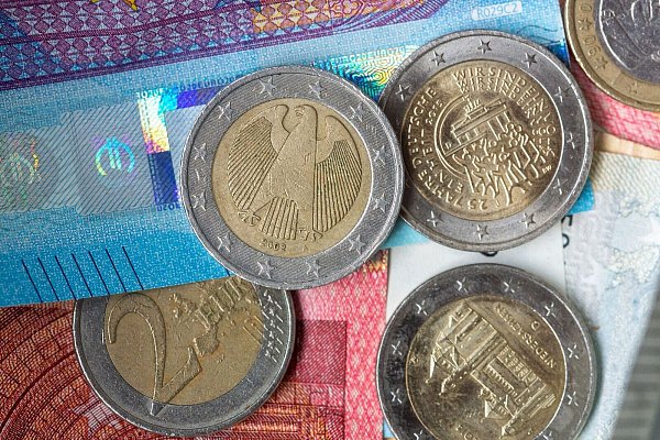 Bulgarien ersetzt die bisherige Landeswährung Lew ab 2026 mit dem Euro. (Symbolbild) - © Fernando Gutierrez-Juarez/dpa