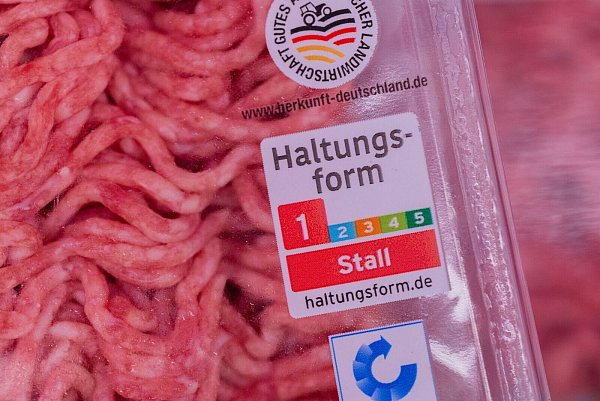Das neue Logo soll im Supermarkt zeigen, wie die Tiere gehalten wurden. (Symbolbild) - © Rolf Vennenbernd/dpa