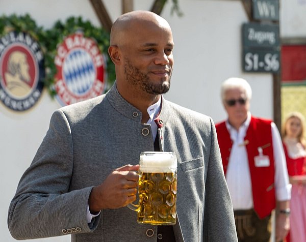 Kann auf einen erfolgreichen Start in seine Bayern-Amtszeit anstoßen: Vincent Kompany. - © Stefan Puchner/dpa