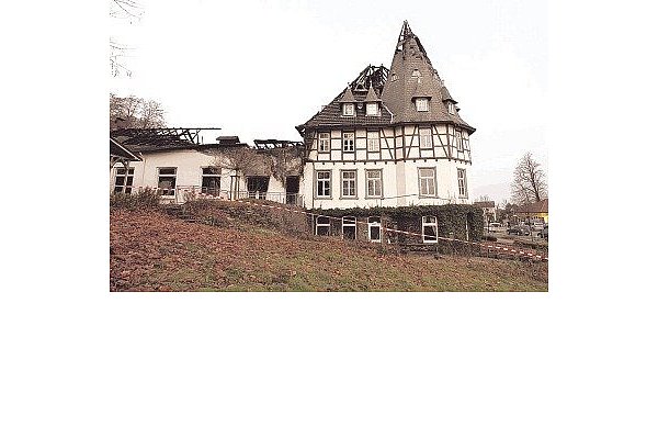 Das ausgebrannte Hotel Kaiserhof. - © Foto: M. Horst/Feuerwehr Porta