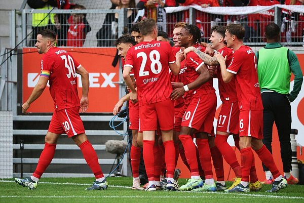 Die Freiburger Spieler bejubeln das Tor zum 2:0. - © Philipp von Ditfurth/dpa