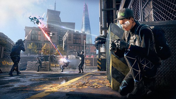 Aus dem Verborgenen steuern wir Drohnen, um die fiesen Schergen der Albion-Privatarmee abzulenken - und schleichen uns hinterrücks ins Gebäude. - © Ubisoft