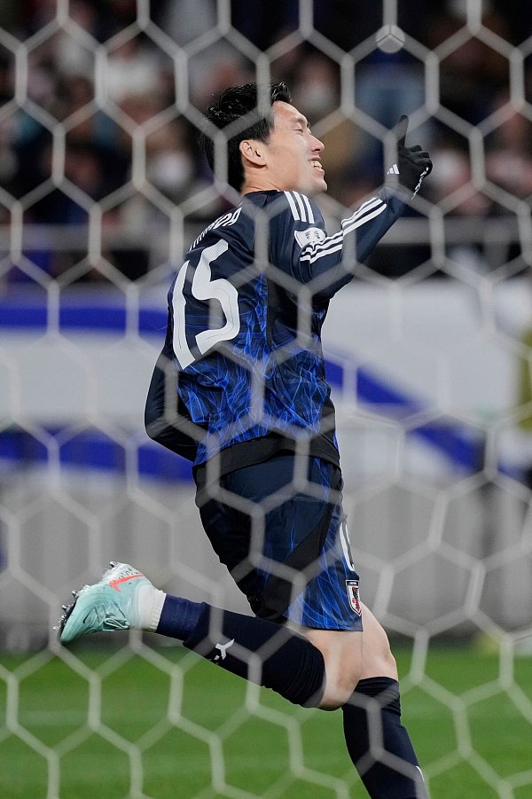 Der frühere Bundesliga-Profi Daichi Kamada erzielte das erste japanische Tor. - © Eugene Hoshiko/AP/dpa