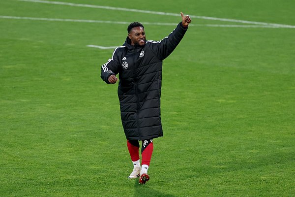 Ridle Baku grüßt beim Training Richtung Tribüne. - © Christian Charisius/dpa