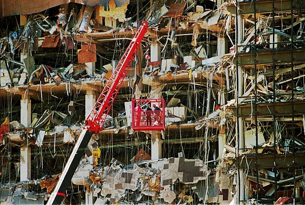 Die Zerstörung bei dem Anschlag war riesig. (Archivbild) - © J PAT CARTER/AP/dpa