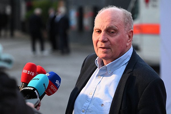 Bayerns Ehrenpräsident Uli Hoeneß war enttäuscht über die Absage von Florian Wirtz. - © Felix Hörhager/dpa