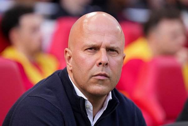 Liverpool-Coach Arne Slot war ausschlaggebend für die Wirtz\\\'-Entscheidung zum LFC. - © Jon Super/AP/dpa
