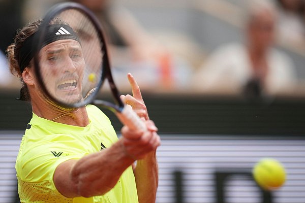 Für Alexander Zverev wird es in der zweiten Woche von Paris jetzt richtig ernst. - © Christophe Ena/AP/dpa
