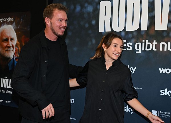 Vor der Nominierung war der Bundestrainer noch bei der Premiere der Völler-Doku. - © Arne Dedert/dpa